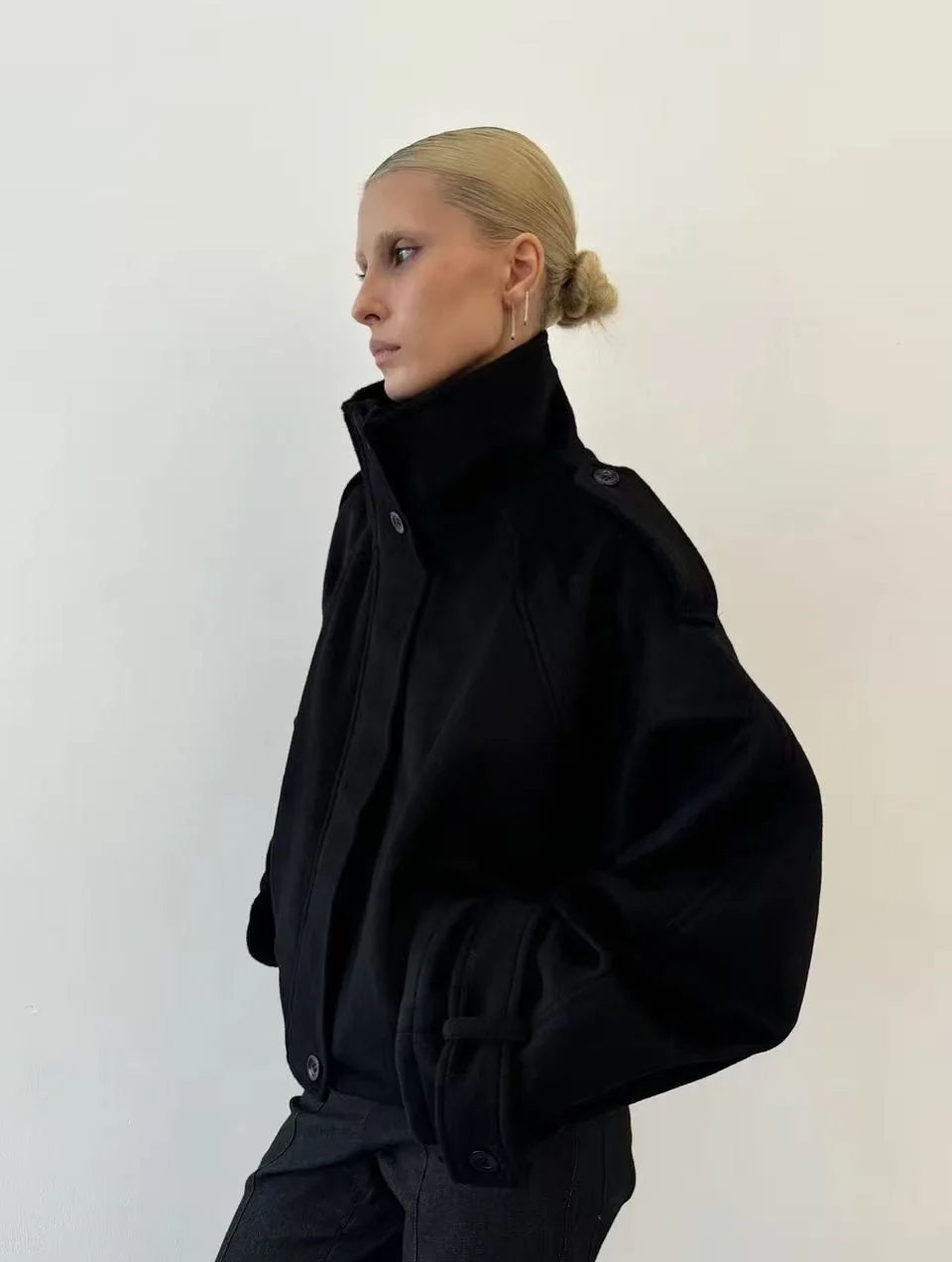 Jacke Damen Oversized Schnitt mit hohem Kragen und Knopfverschluss - J&B - 8 - Jasminaboutique.com