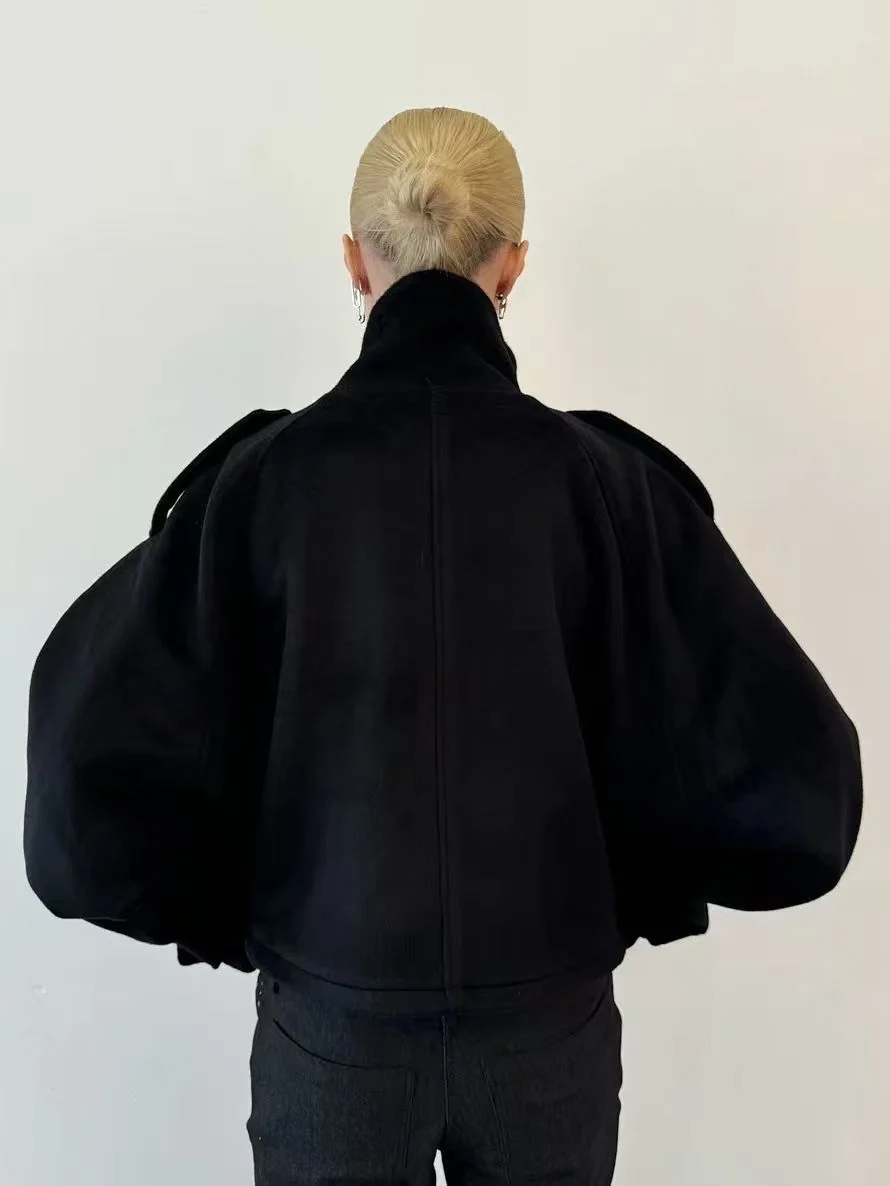 Jacke Damen Oversized Schnitt mit hohem Kragen und Knopfverschluss - J&B - 9 - Jasminaboutique.com