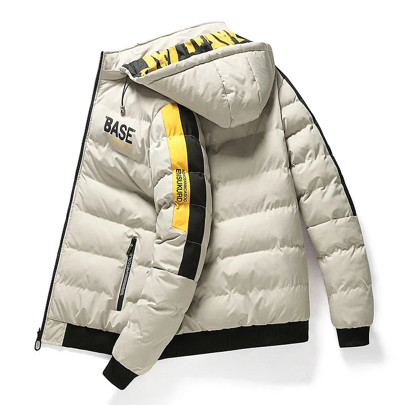 Wärmende Winterjacke Herren mit Kapuze und stylischen Details - J&B - 3 - Jasminaboutique.com