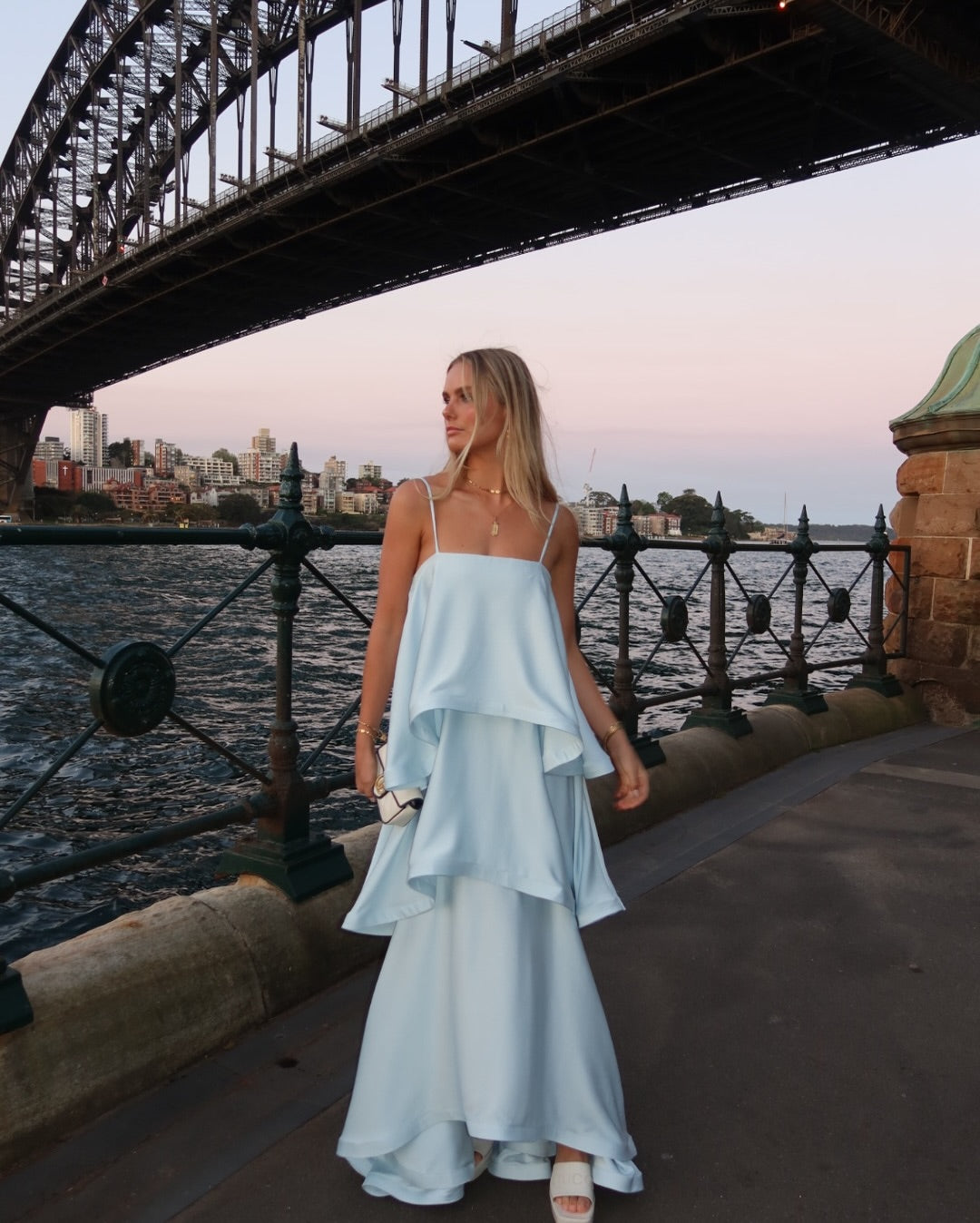 Maxikleid Damen mit schwingendem Schnitt und asymmetrischem Saum - J&B - 2 - Jasminaboutique.com
