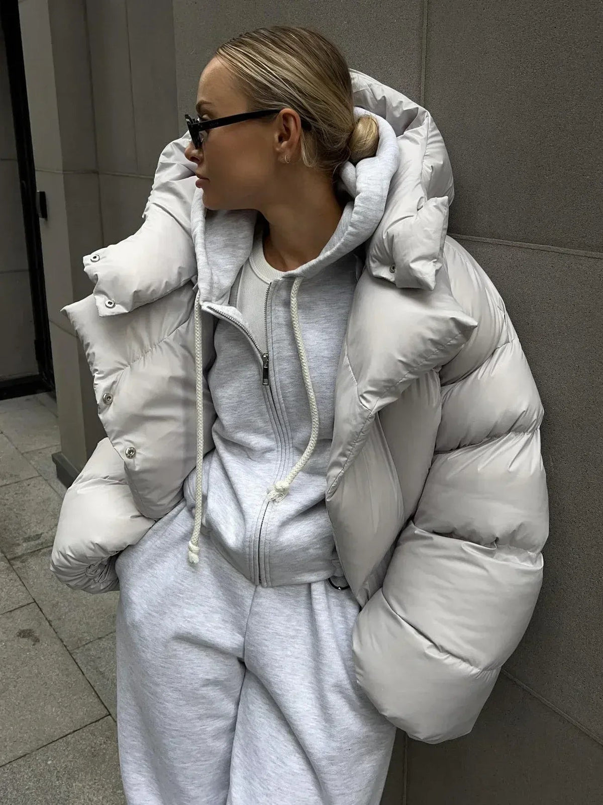 Pufferjacke Damen mit hohem Kragen und lässigem Schnitt - J&B - 6 - Jasminaboutique.com