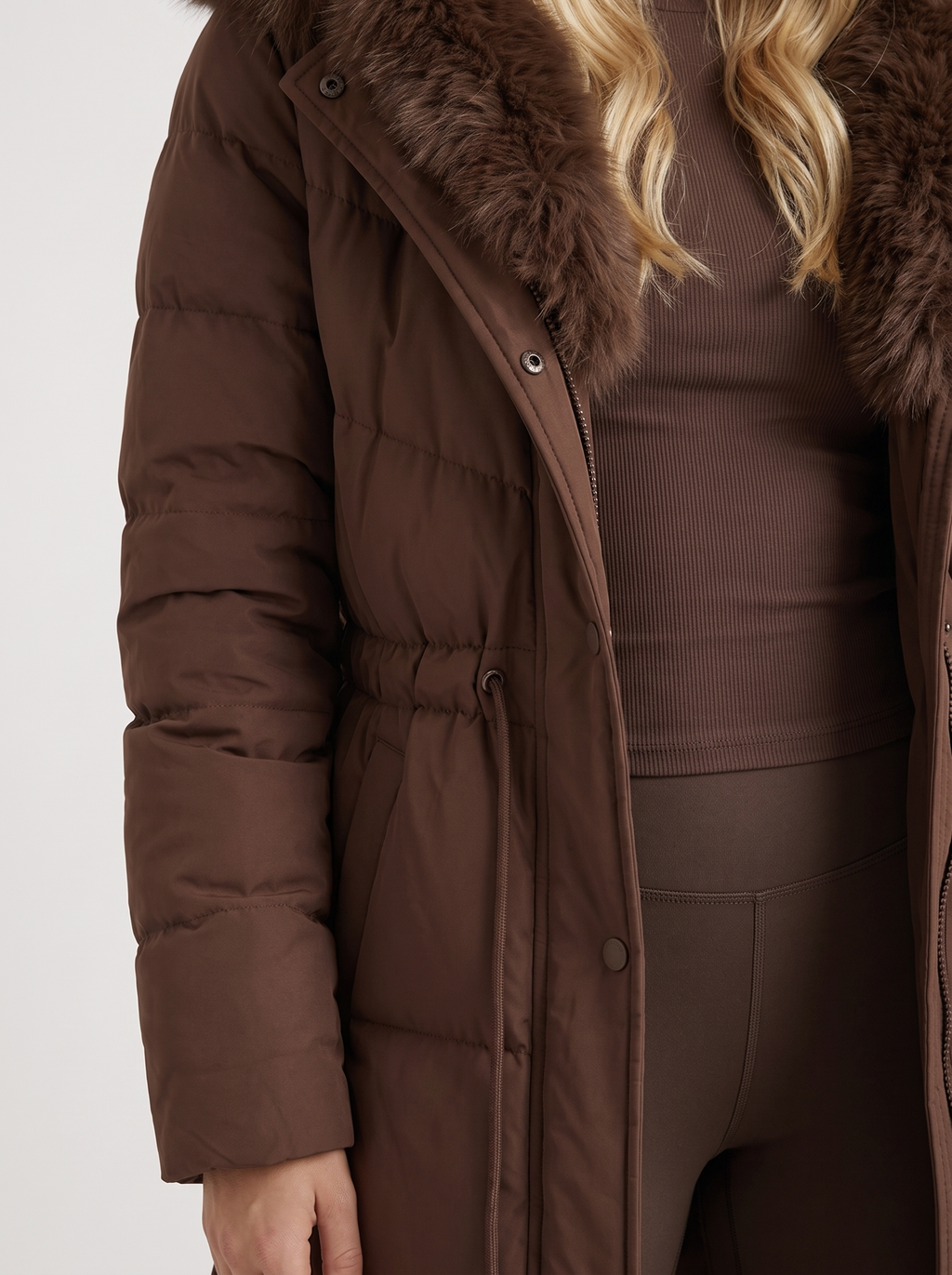 Wintermantel Damen Langer Schnitt mit abnehmbarer Kapuze und verstellbarem Bund - J&B - 6 - Jasminaboutique.com