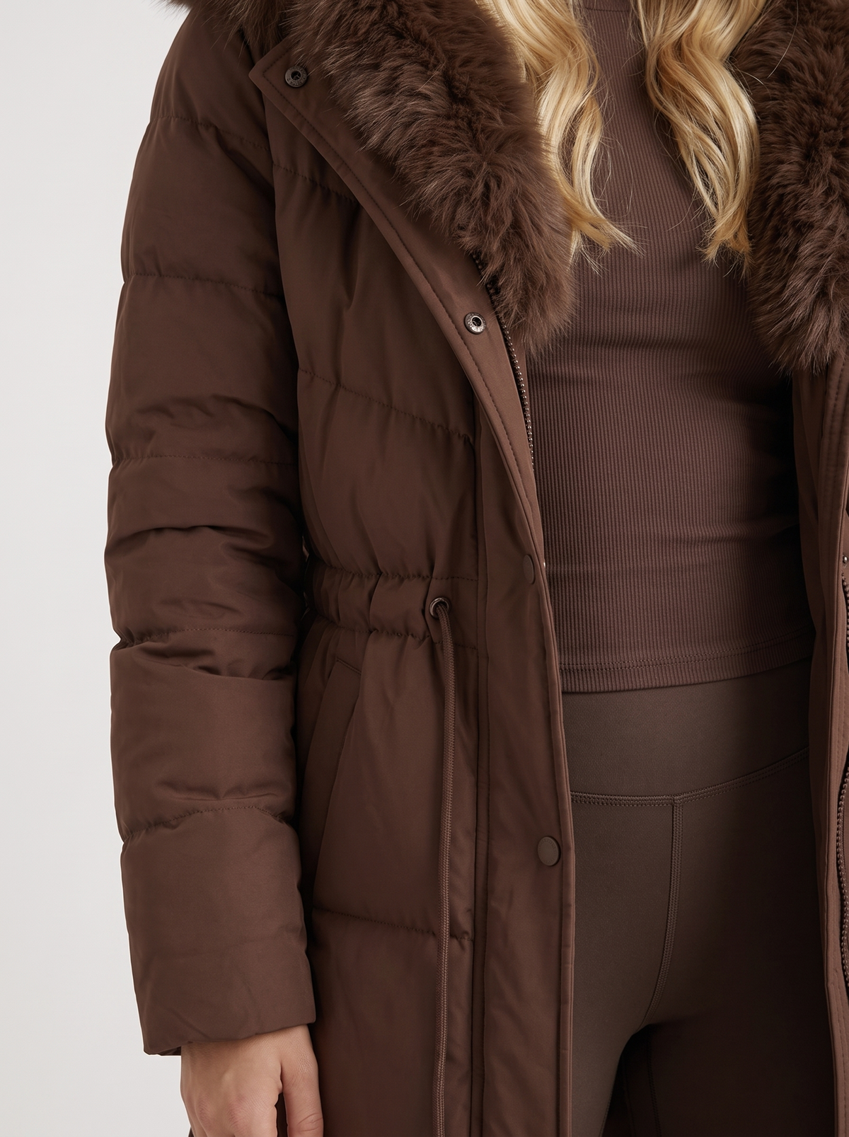 Wintermantel Damen Langer Schnitt mit abnehmbarer Kapuze und verstellbarem Bund - J&B - 6 - Jasminaboutique.com
