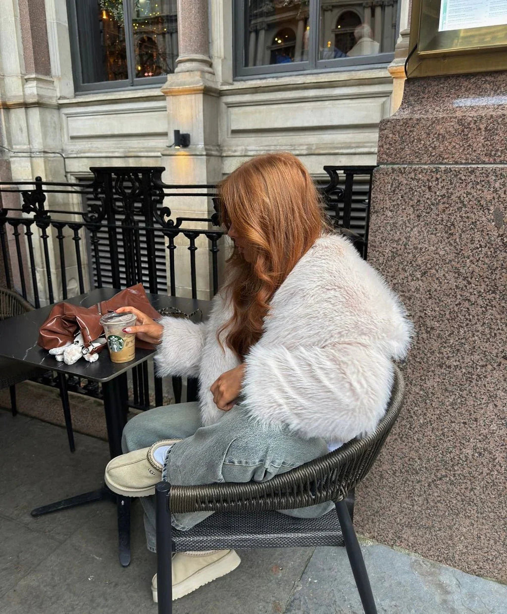 Faux Fur Coat Damen - Oversized Schnitt mit flauschigem Kragen - J&B - 3 - Jasminaboutique.com