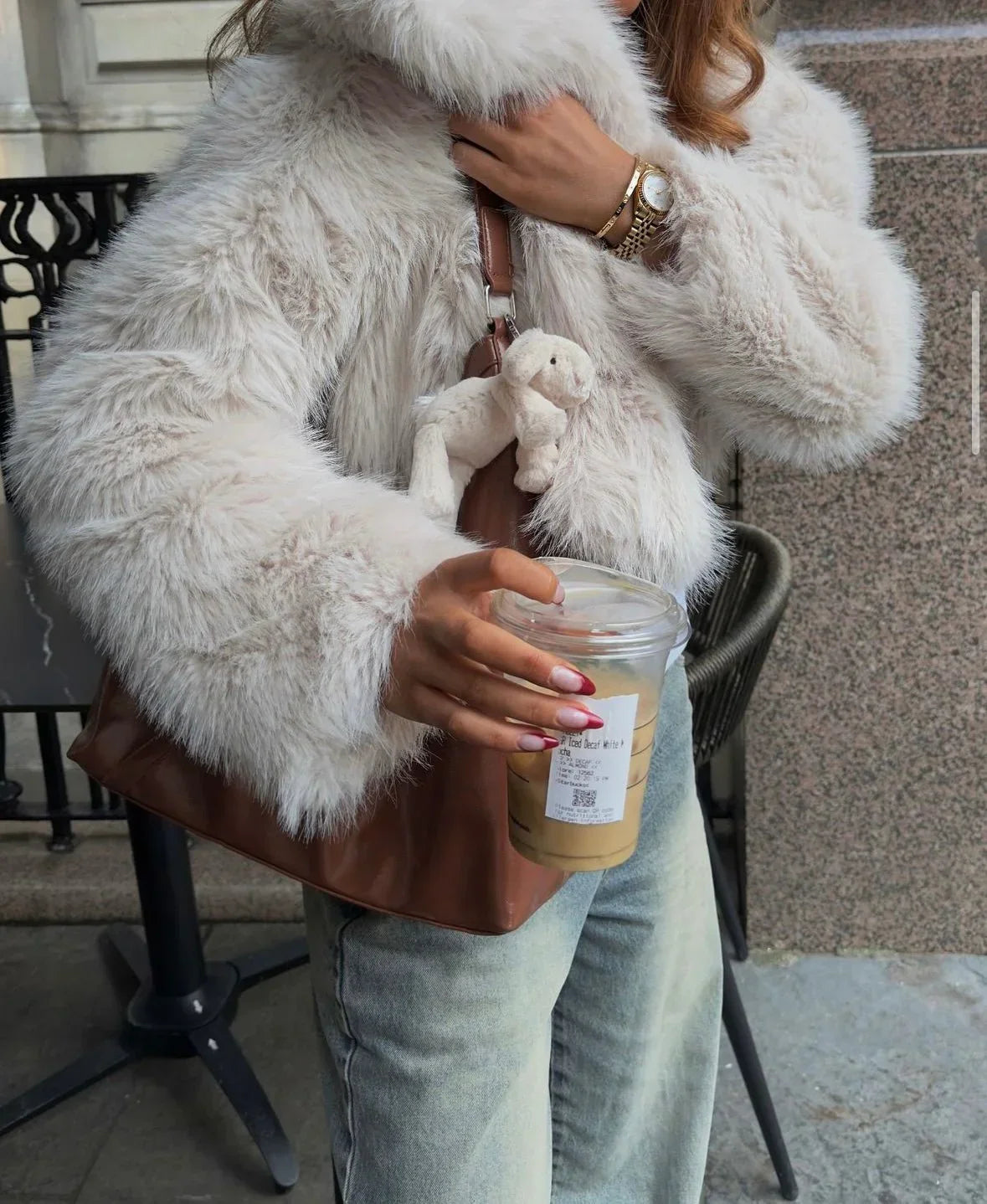 Faux Fur Coat Damen - Oversized Schnitt mit flauschigem Kragen - J&B - 4 - Jasminaboutique.com