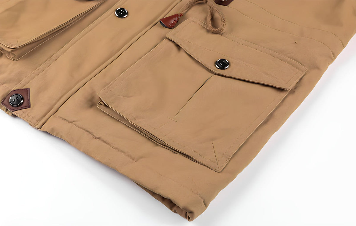 Herrenjacke – Militärische Silhouette mit verstellbarem Bund und praktischen Taschen - J&B - 11 - Jasminaboutique.com