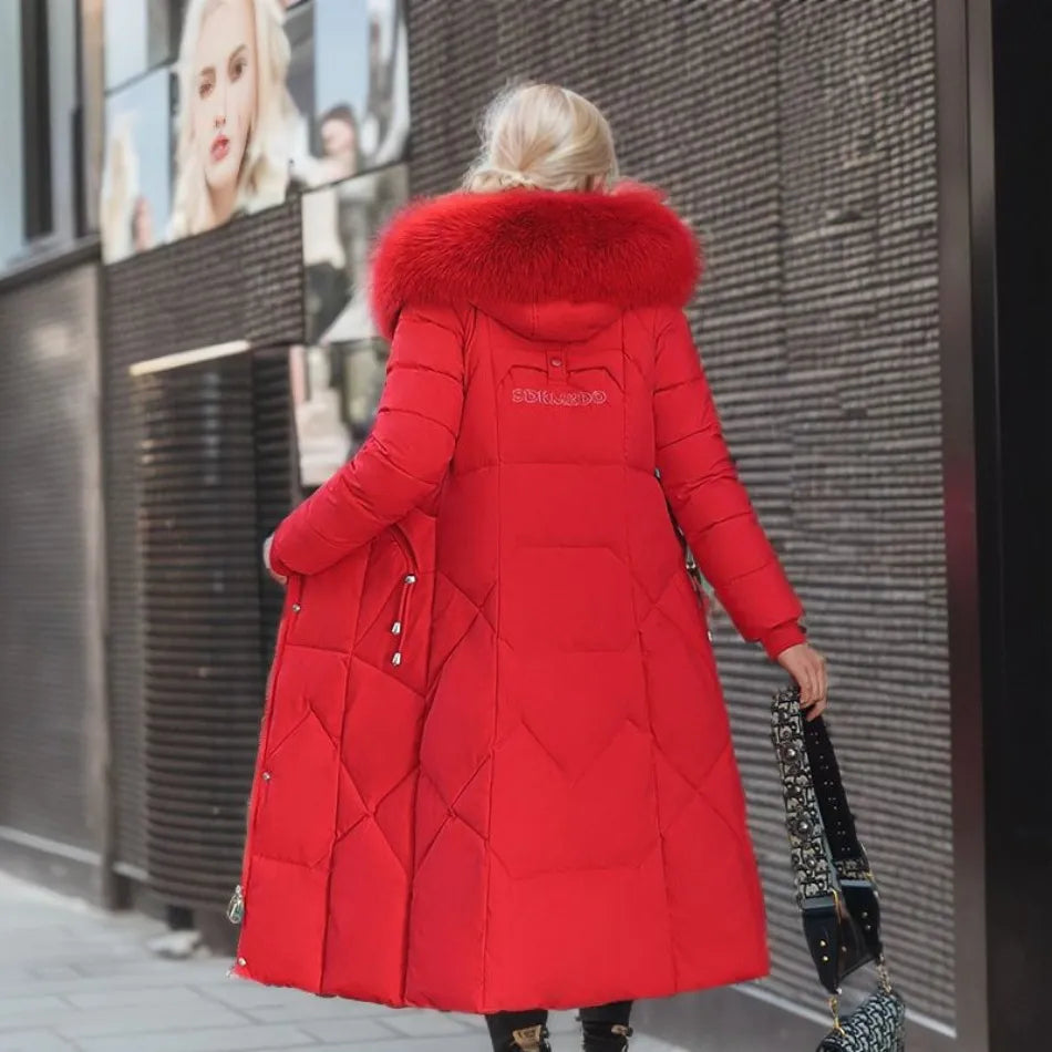 Damen Langer Steppmantel mit Kapuze und Fellkragen - J&B - 4 - Jasminaboutique.com