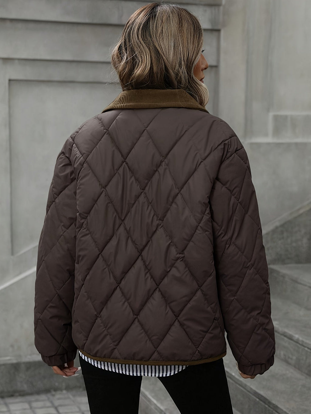 Jacke Damen mit Steppmuster und praktischen Taschen - J&B - 2 - Jasminaboutique.com
