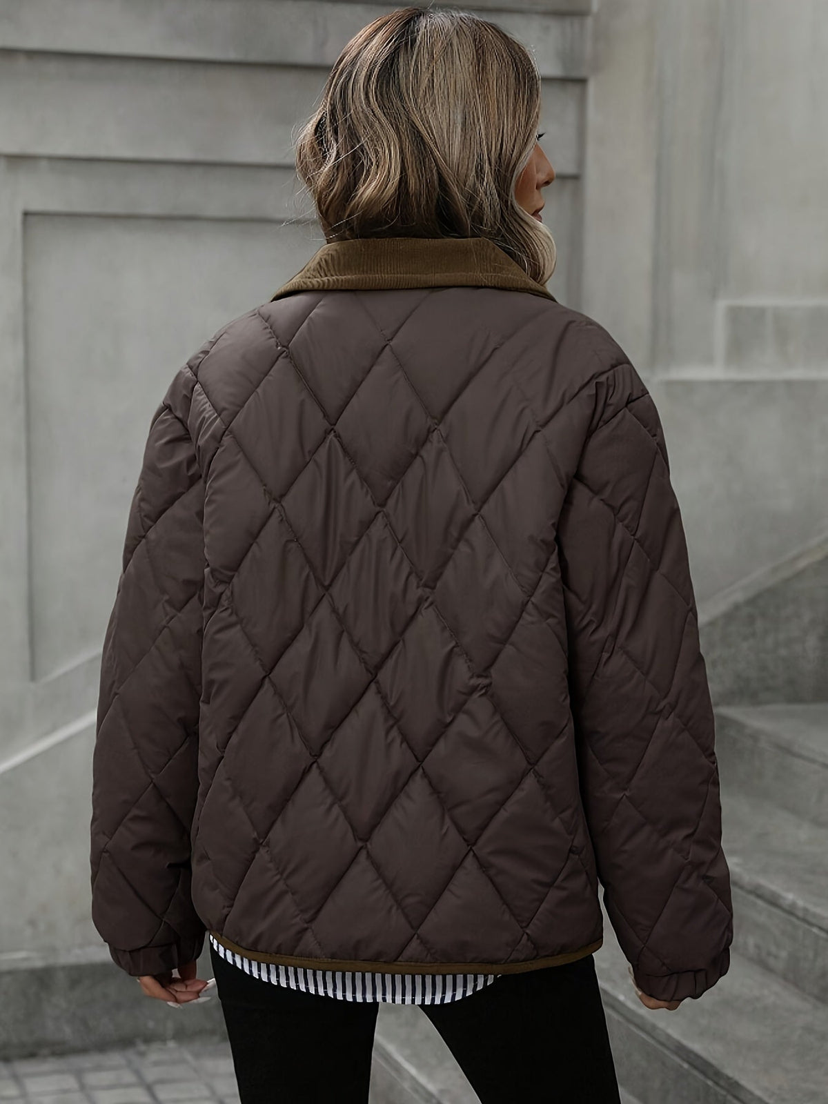 Jacke Damen mit Steppmuster und praktischen Taschen - J&B - 2 - Jasminaboutique.com
