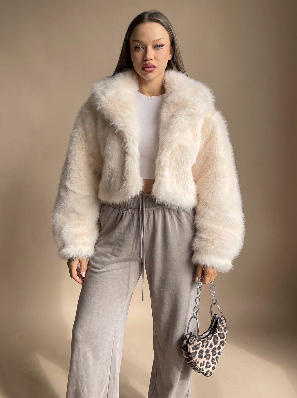 Faux Fur Mantel Damen mit voluminösen Ärmeln und offener Front - J&B - 1 - Jasminaboutique.com