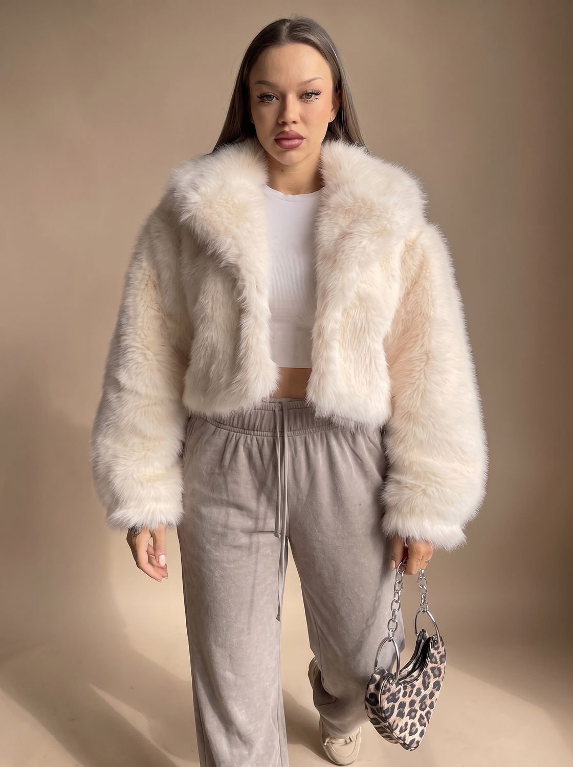 Faux Fur Mantel Damen mit voluminösen Ärmeln und offener Front - J&B - 2 - Jasminaboutique.com