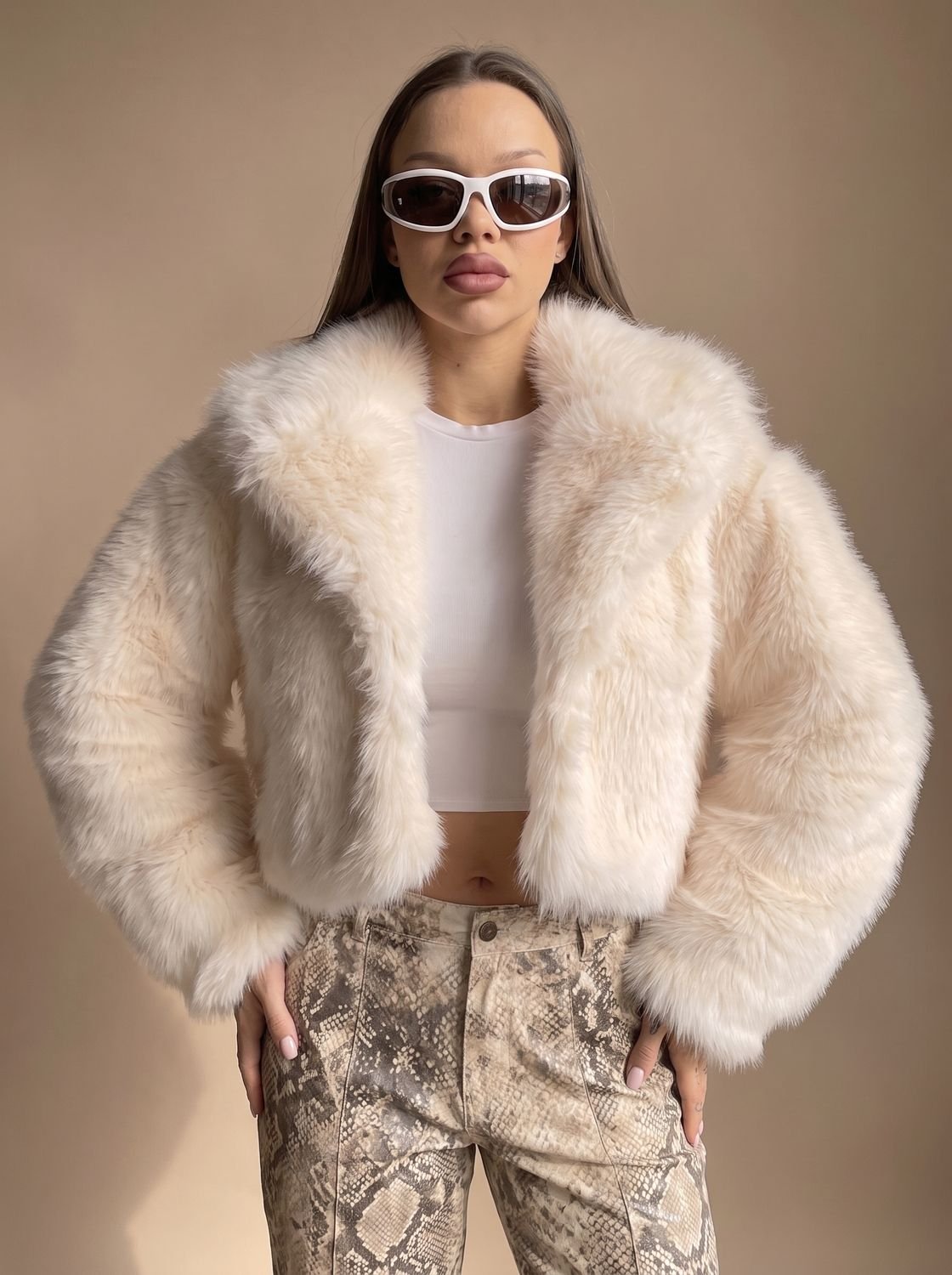 Faux Fur Mantel Damen mit voluminösen Ärmeln und offener Front - J&B - 3 - Jasminaboutique.com