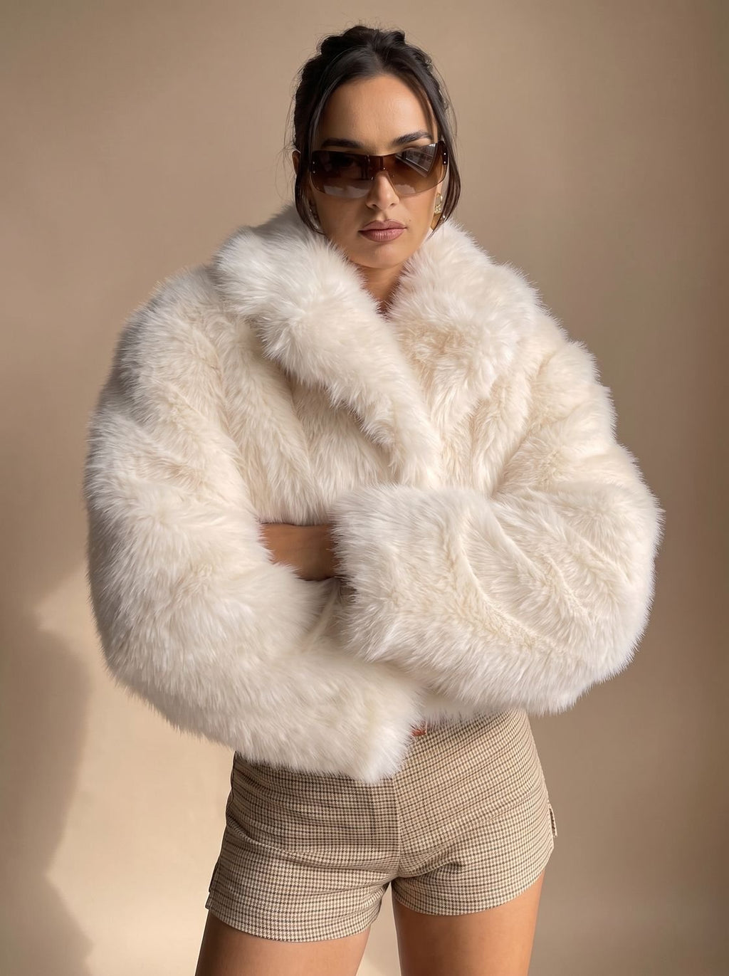 Faux Fur Mantel Damen mit voluminösen Ärmeln und offener Front - J&B - 4 - Jasminaboutique.com