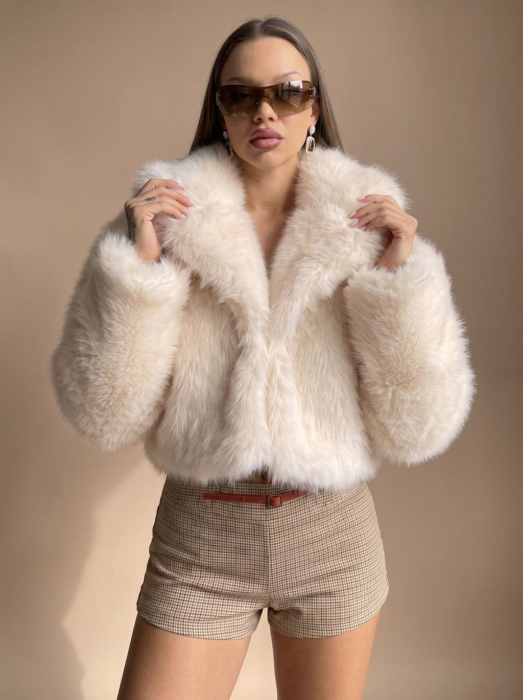 Faux Fur Mantel Damen mit voluminösen Ärmeln und offener Front - J&B - 5 - Jasminaboutique.com