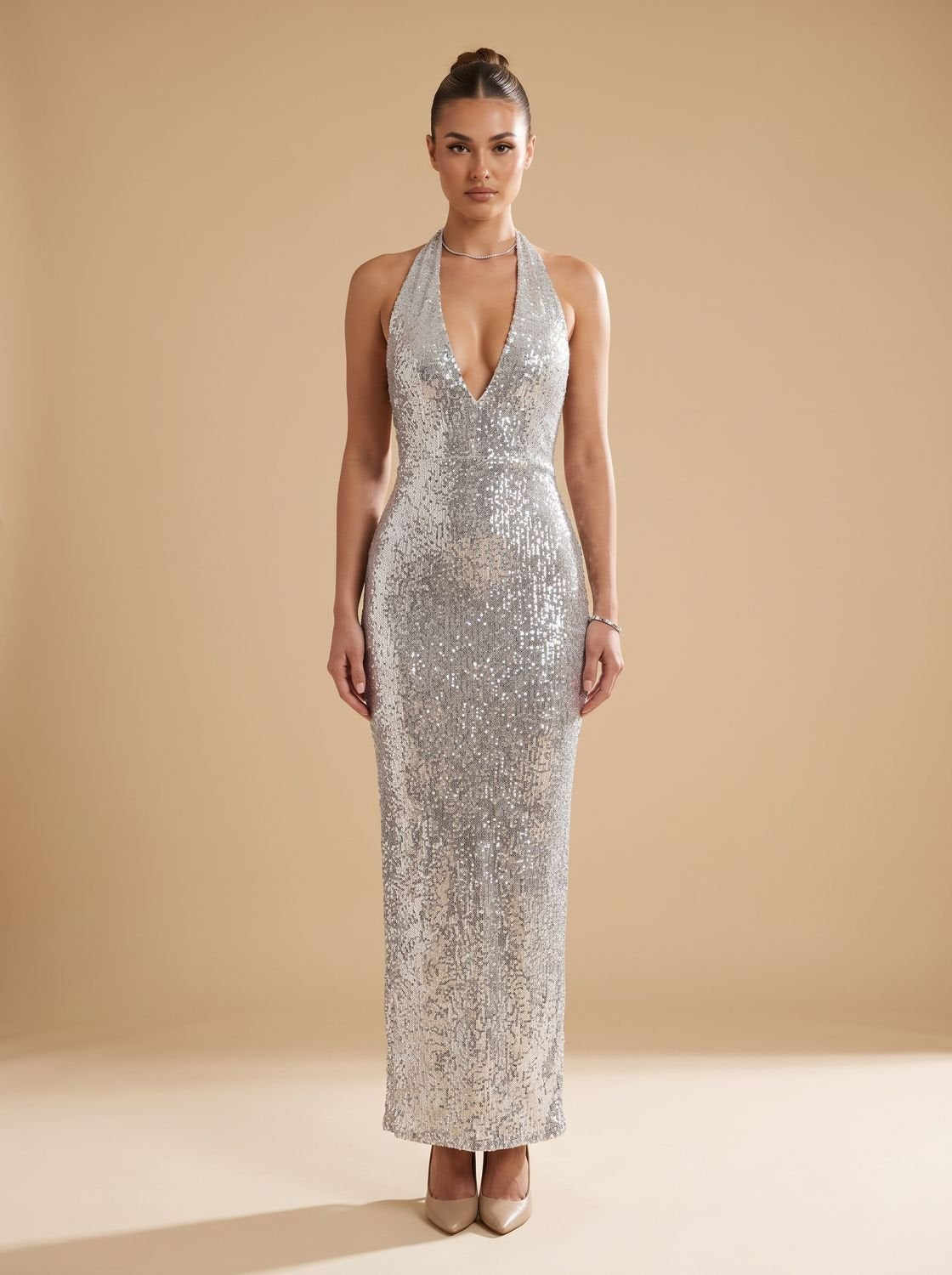 Maxikleid Damen - Figurbetonter Schnitt mit Halterneck und glamourösen Details - 4 - Jasminaboutique.com