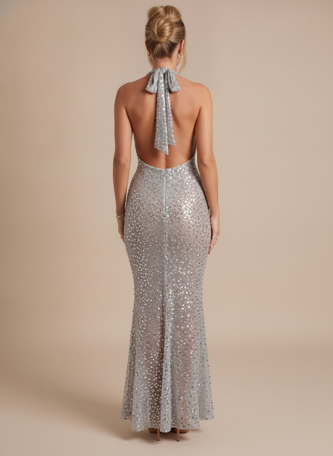 Maxikleid Damen - Figurbetonter Schnitt mit Halterneck und glamourösen Details - 7 - Jasminaboutique.com