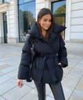 Damenjacke Oversize mit Gürtel und großem Kragen - 1 - Jasminaboutique.com