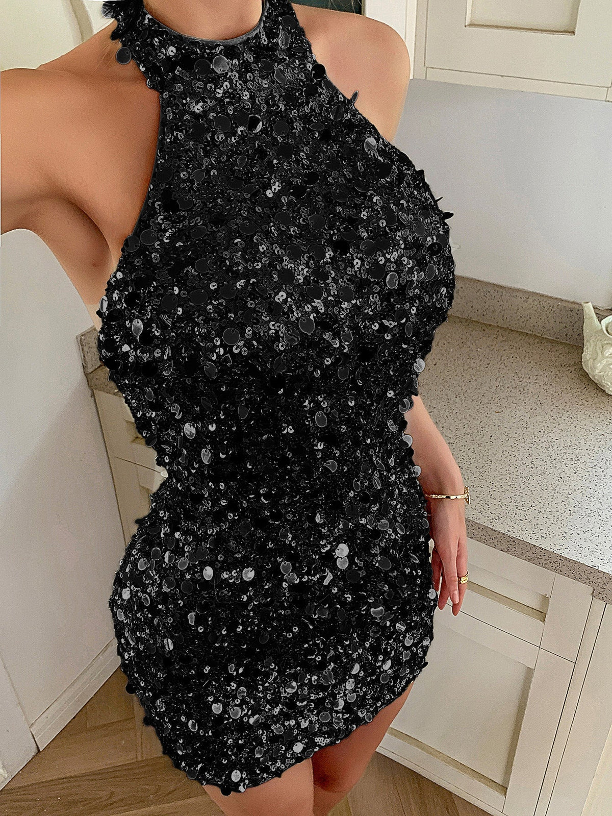 Mini Kleid Damen mit Hochkragen und offenem Rücken, glitzernd - 8 - Jasminaboutique.com