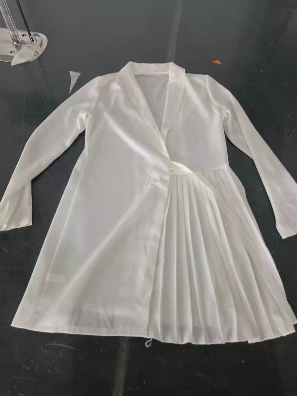 Wickelkleid Damen mit Plisseefalten und Gürtel - 1 - Jasminaboutique.com