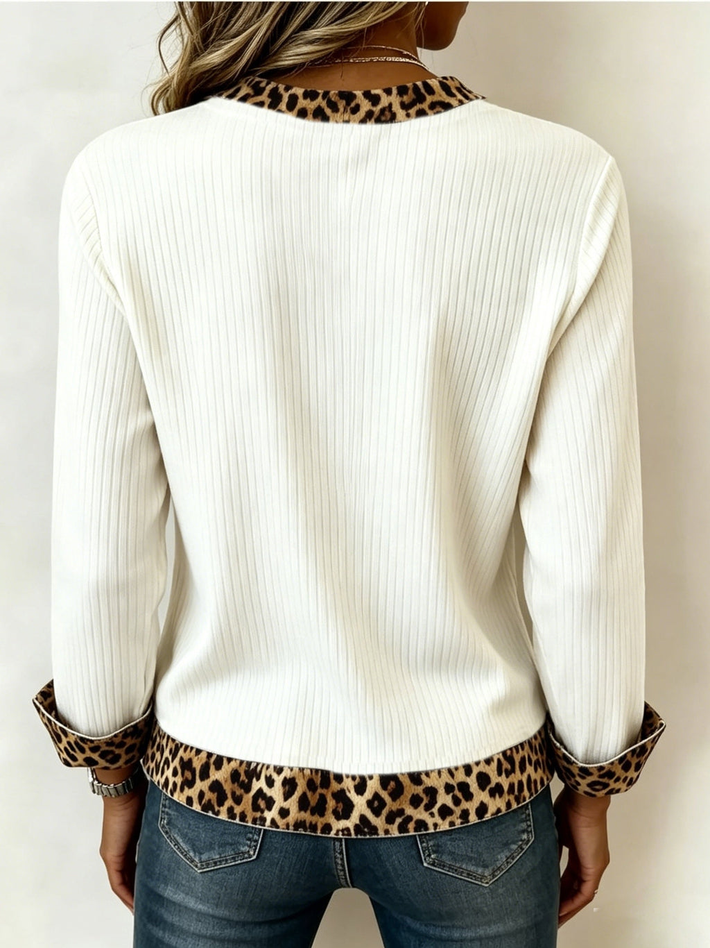 V-Ausschnitt Bluse Damen mit Tiermuster-Details und Langarm - 3 - Jasminaboutique.com