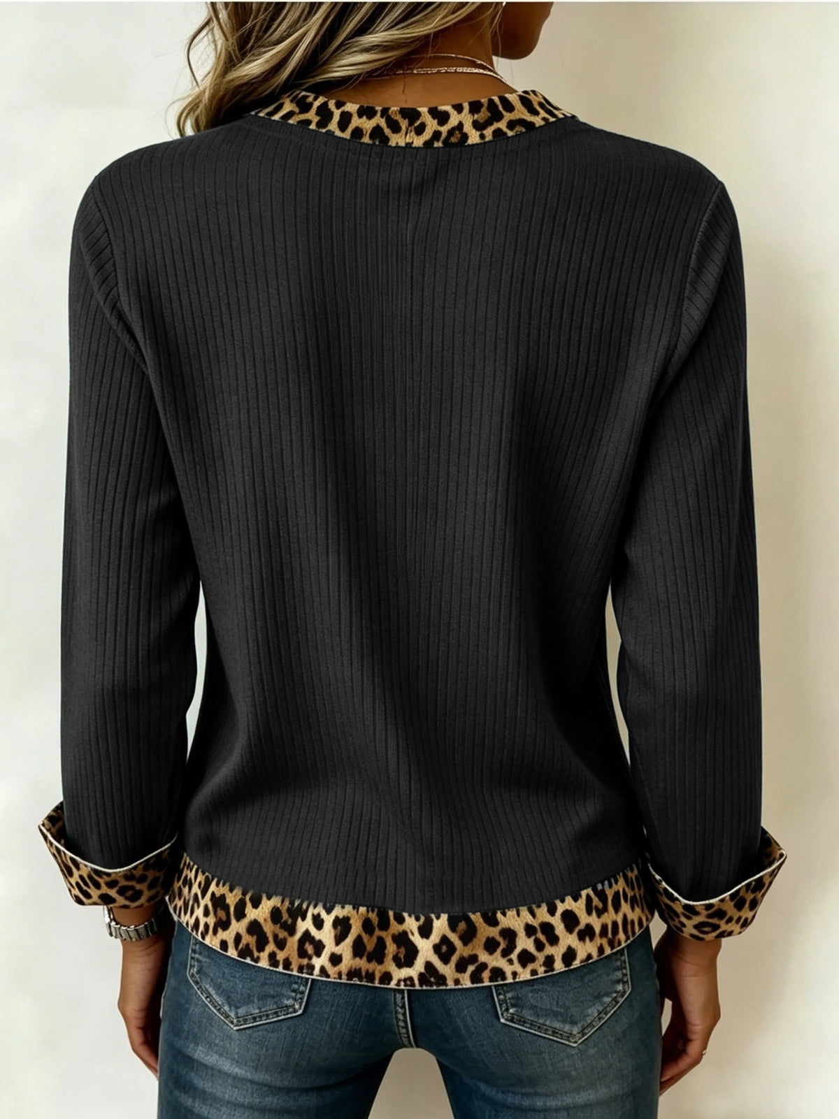 V-Ausschnitt Bluse Damen mit Tiermuster-Details und Langarm - 9 - Jasminaboutique.com