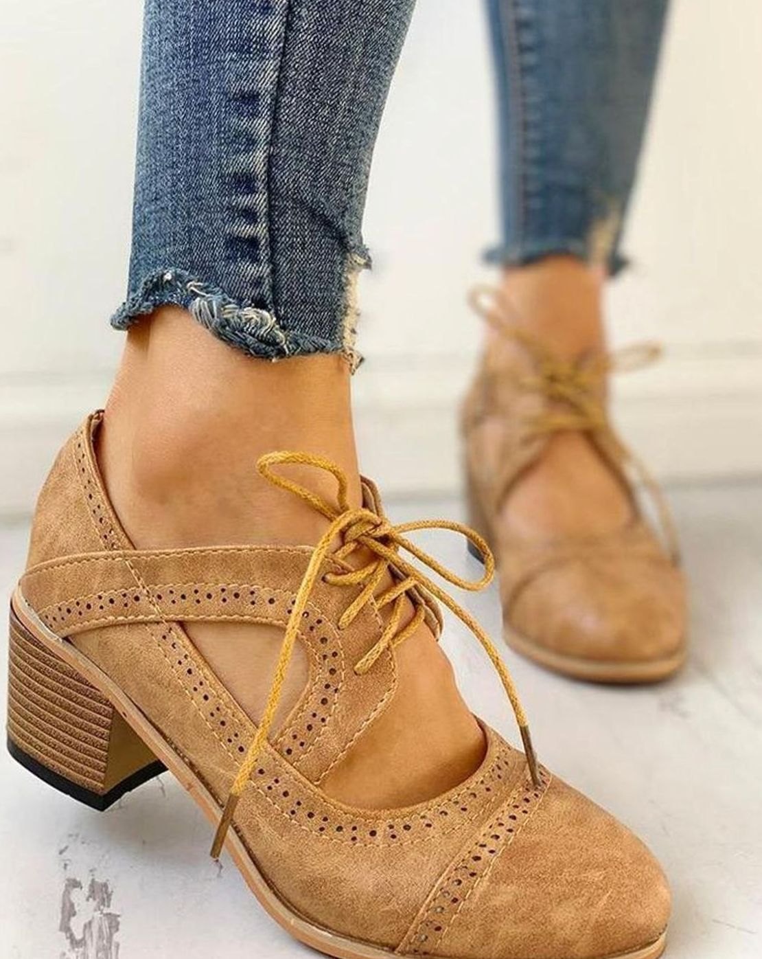 Block Heels Damen mit Schnürung und Brogue-Details - 3 - Jasminaboutique.com