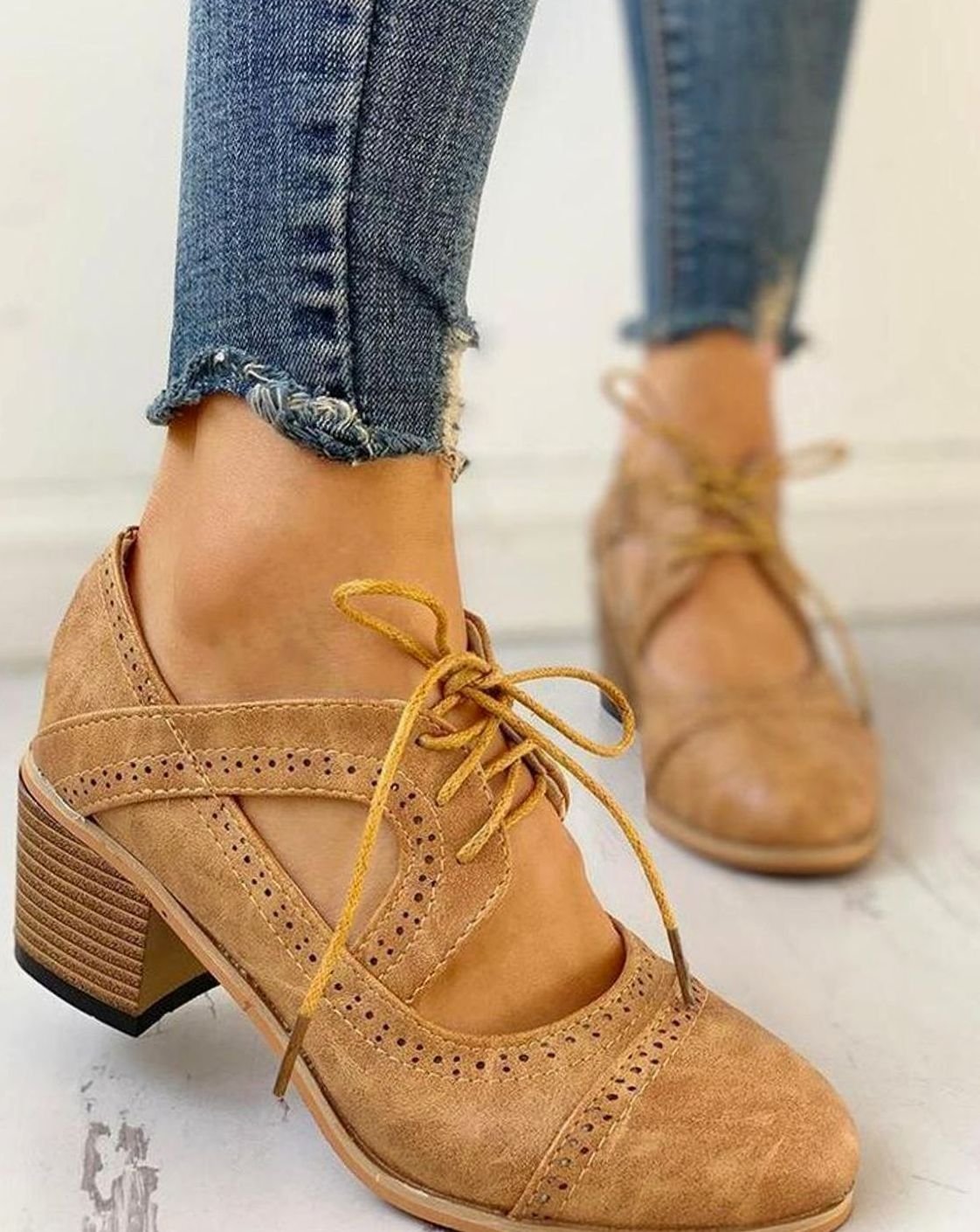 Block Heels Damen mit Schnürung und Brogue-Details - 4 - Jasminaboutique.com