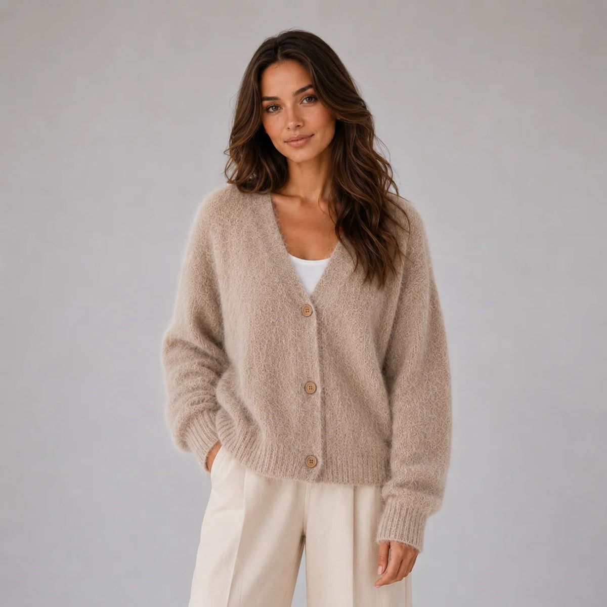 Cardigan Damen mit V-Ausschnitt und Knopfleiste, gemütlich und schick - 1 - Jasminaboutique.com