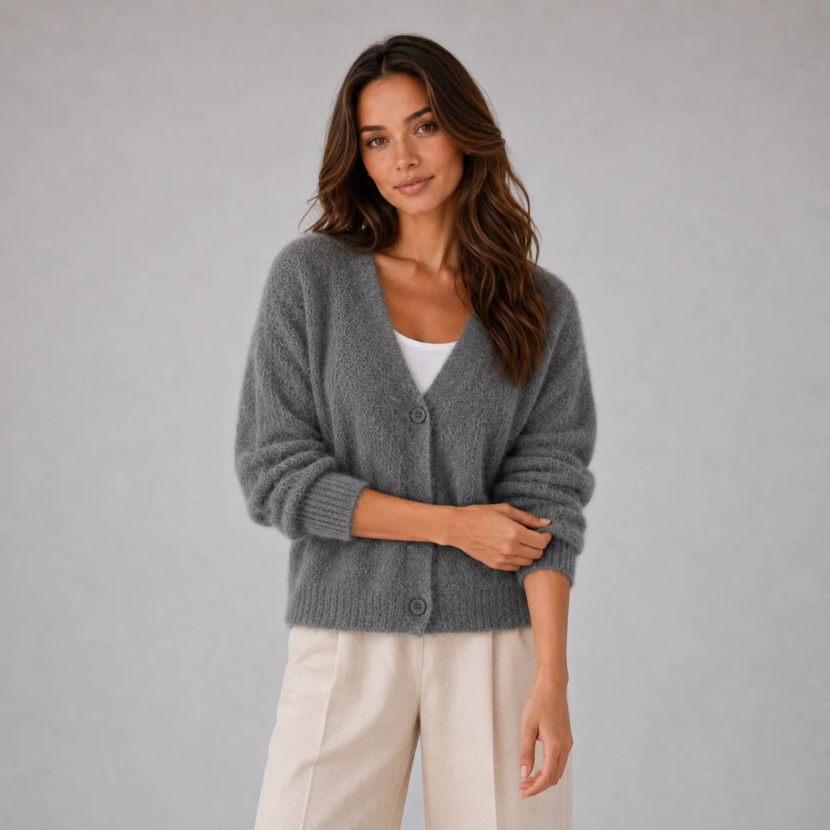 Cardigan Damen mit V-Ausschnitt und Knopfleiste, gemütlich und schick - 2 - Jasminaboutique.com