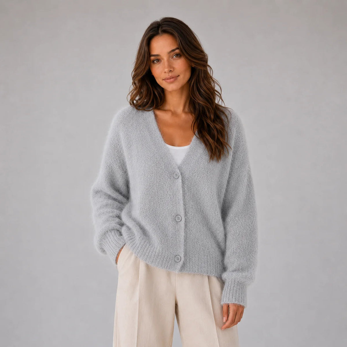Cardigan Damen mit V-Ausschnitt und Knopfleiste, gemütlich und schick - 3 - Jasminaboutique.com