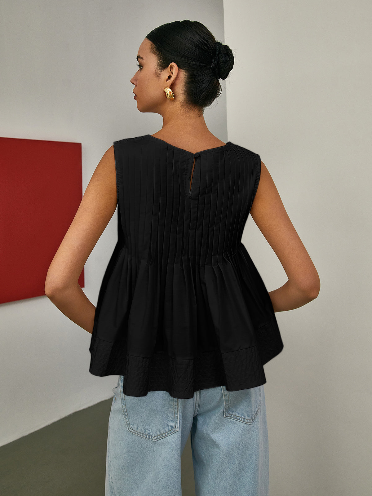 Ava – Plissierte, ärmellose Bluse mit Schößchen - Image 6