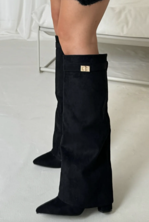 Kniehohe Stiefel Damen mit geradem Schaft und spitzer Kappe | J&B - 2 - Jasminaboutique.com