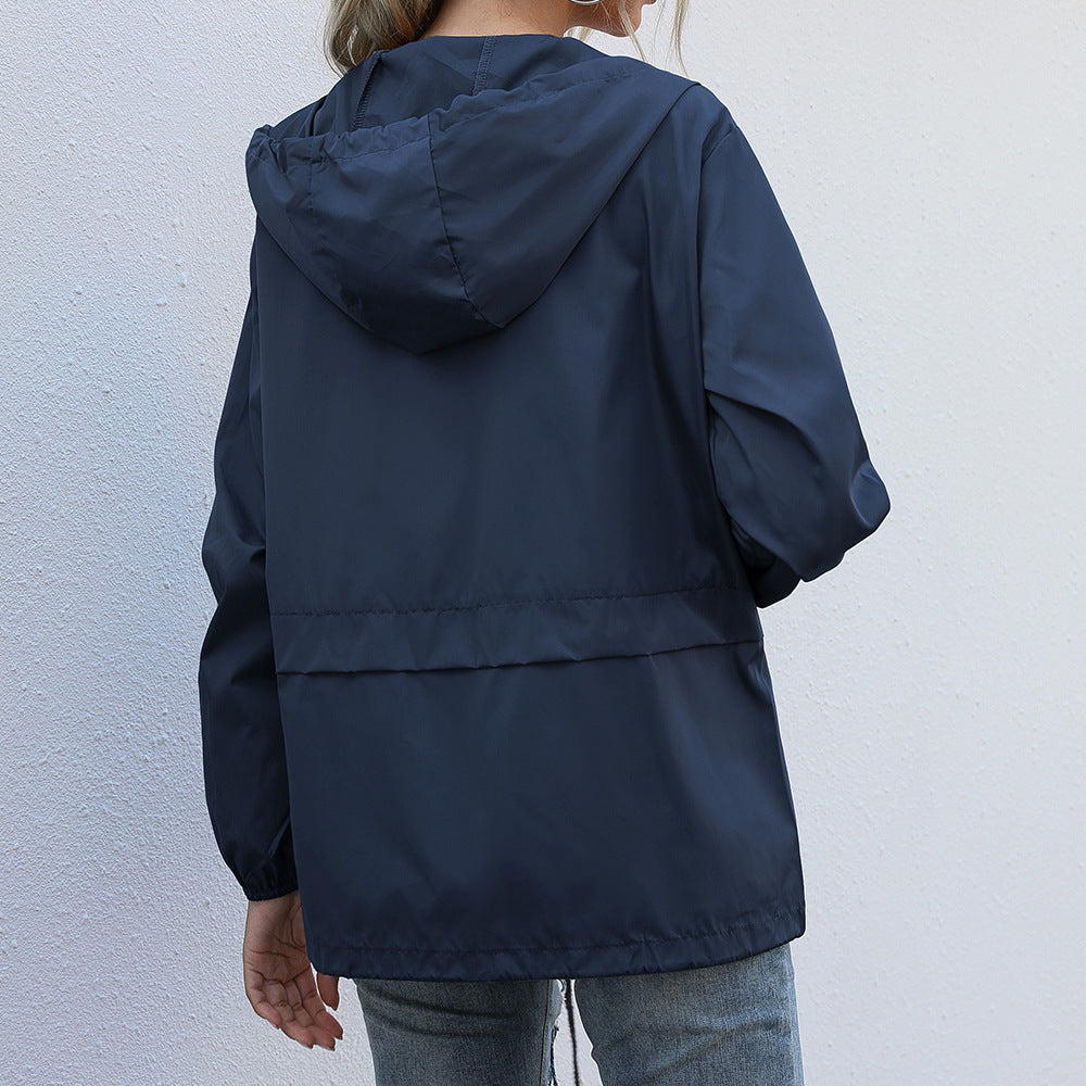 Leichte Damenjacke mit Kapuze und lockerer Passform | J&B - 1 - Jasminaboutique.com