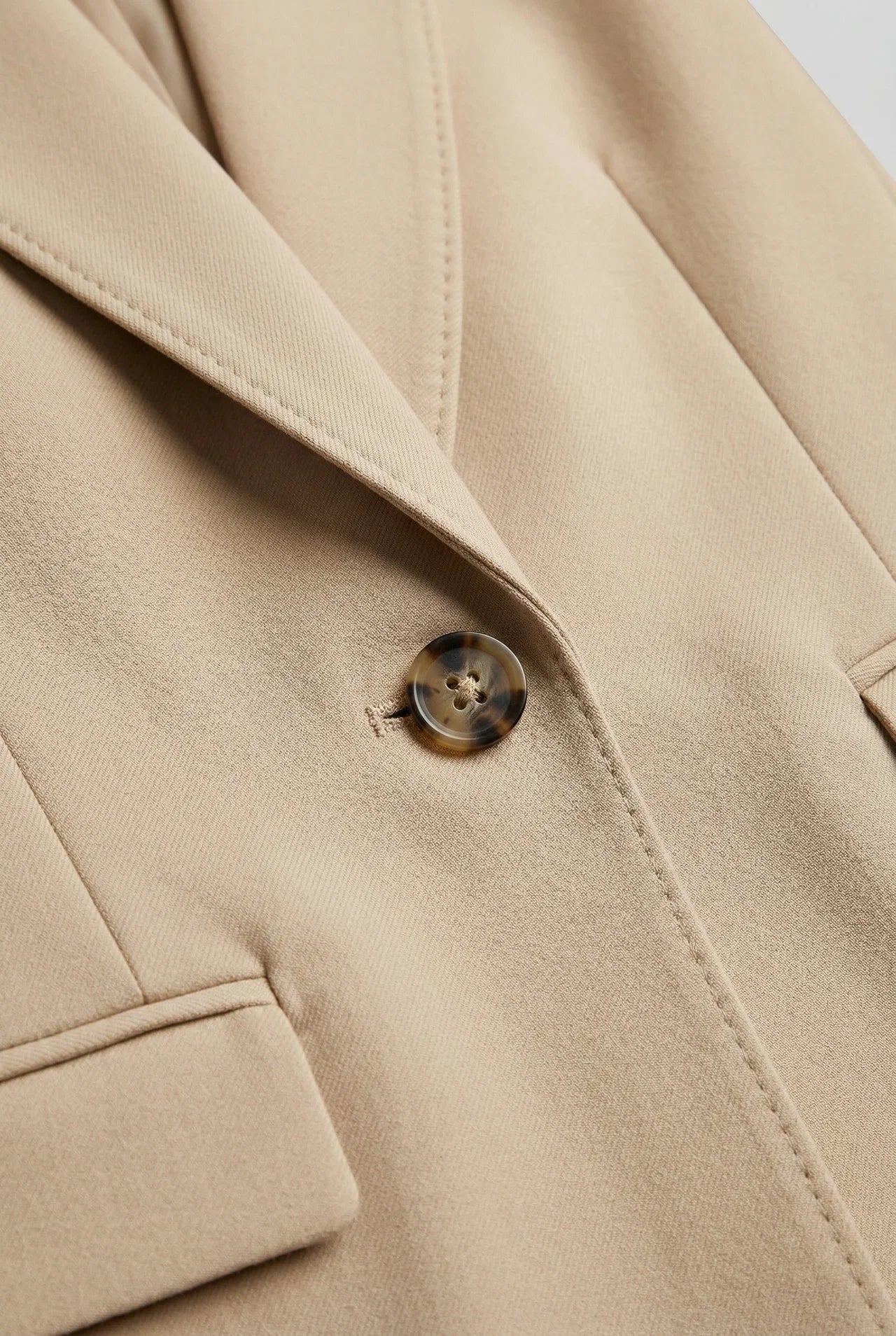 Blazer Damen mit taillierter Passform und elegantem Ein-Knopf-Verschluss | J&B - 2 - Jasminaboutique.com