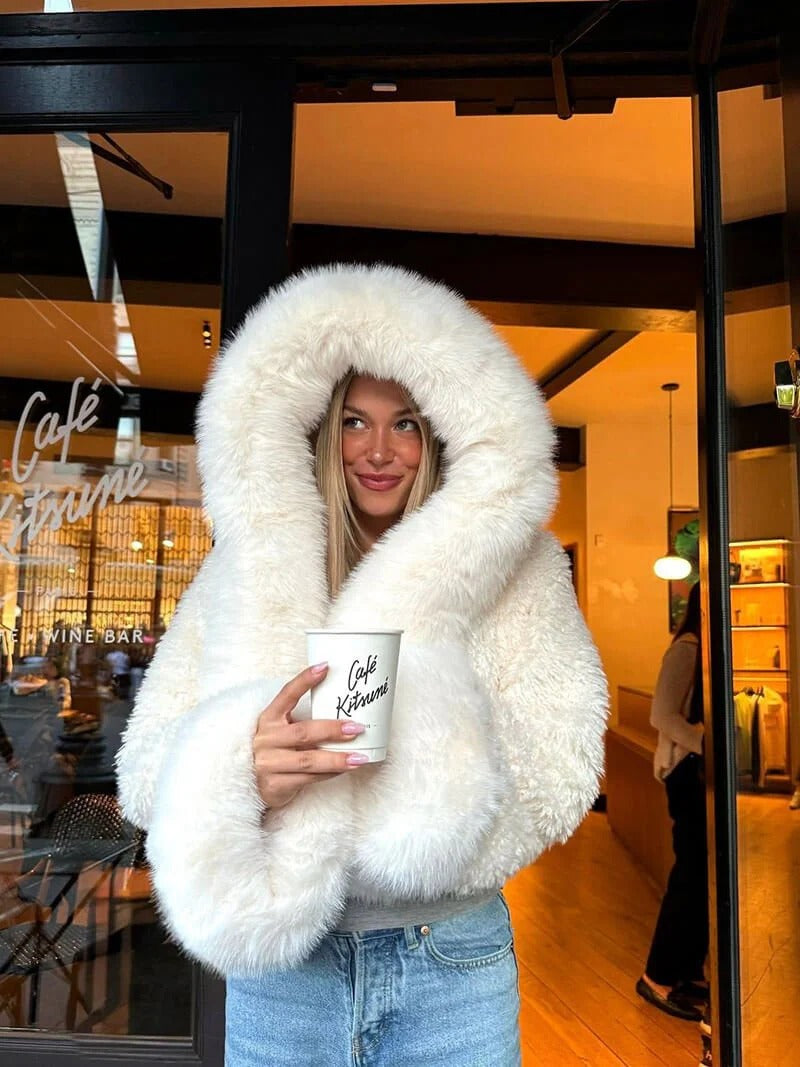 Kuschelige Damenjacke mit oversized Kapuze | J&B