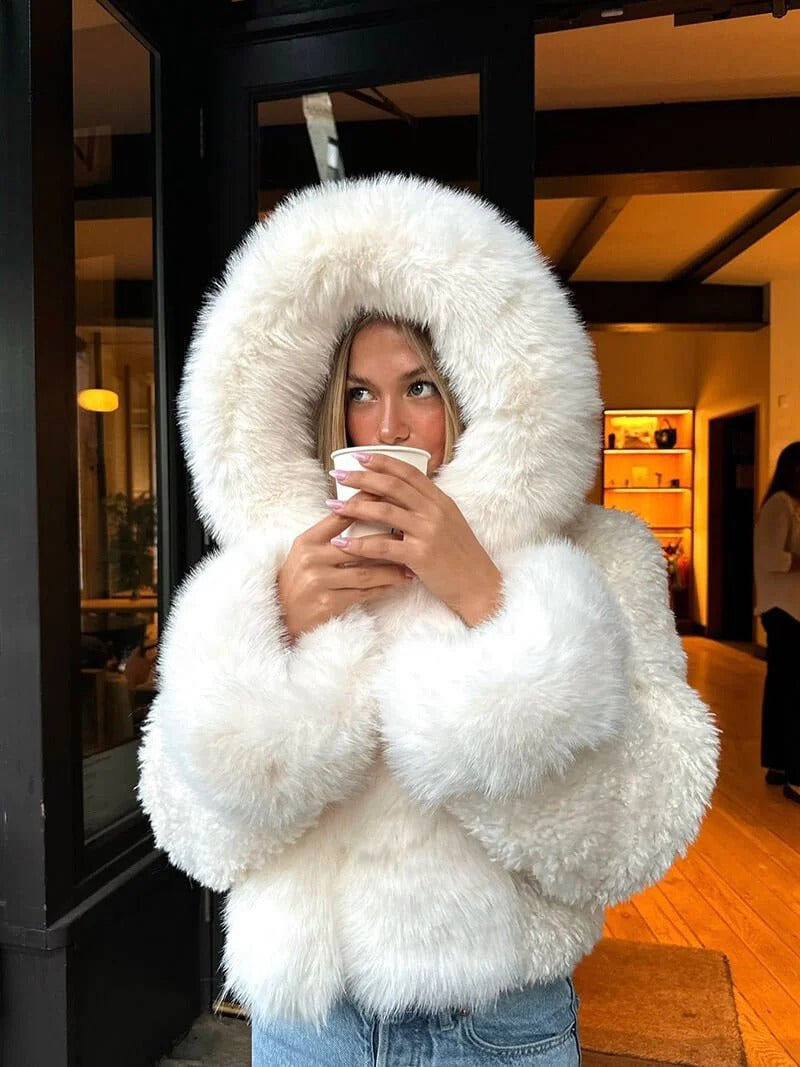 Kuschelige Damenjacke mit oversized Kapuze | J&B