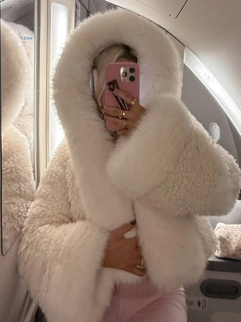 Kuschelige Damenjacke mit oversized Kapuze | J&B
