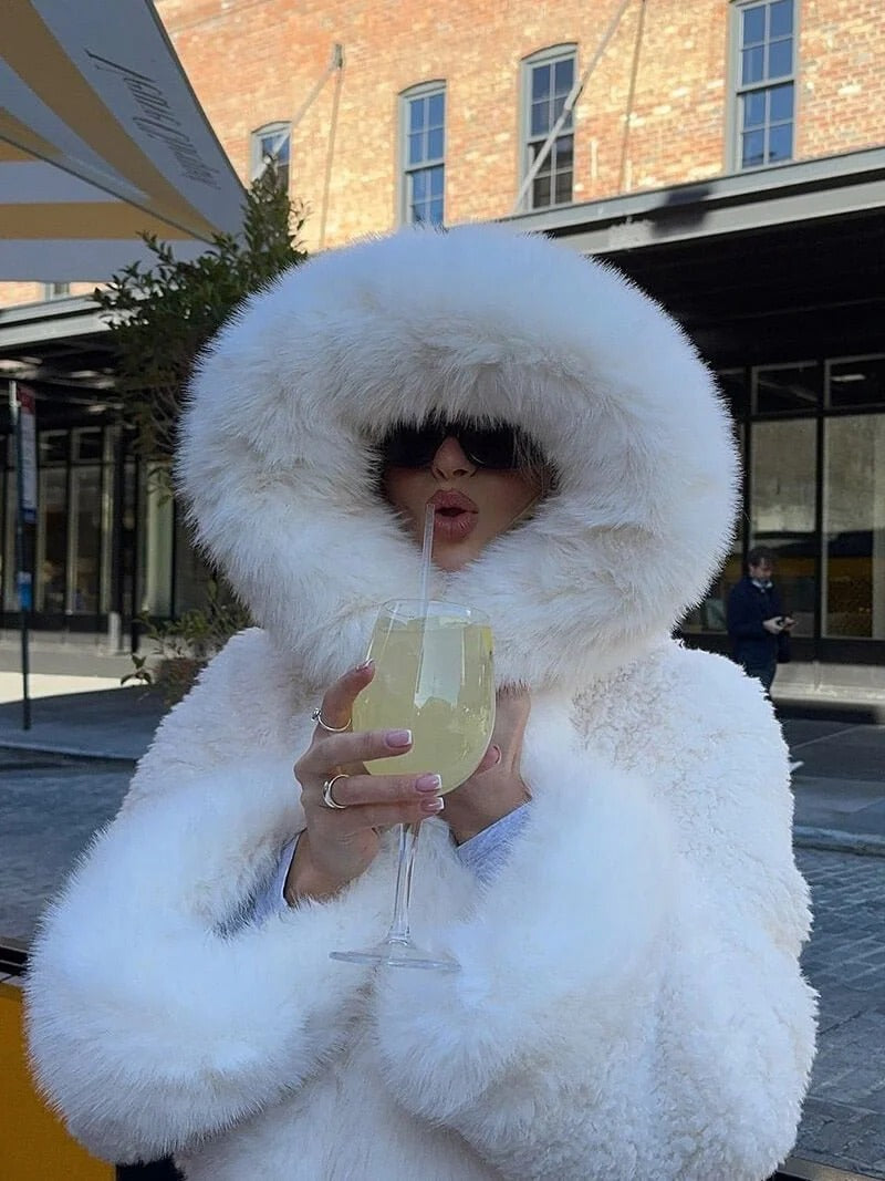 Kuschelige Damenjacke mit oversized Kapuze | J&B