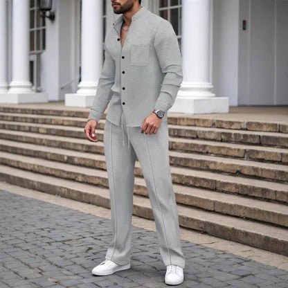 Zweiteiliges Outfit Herren mit Knopfleiste und taillierter Hose | J&B